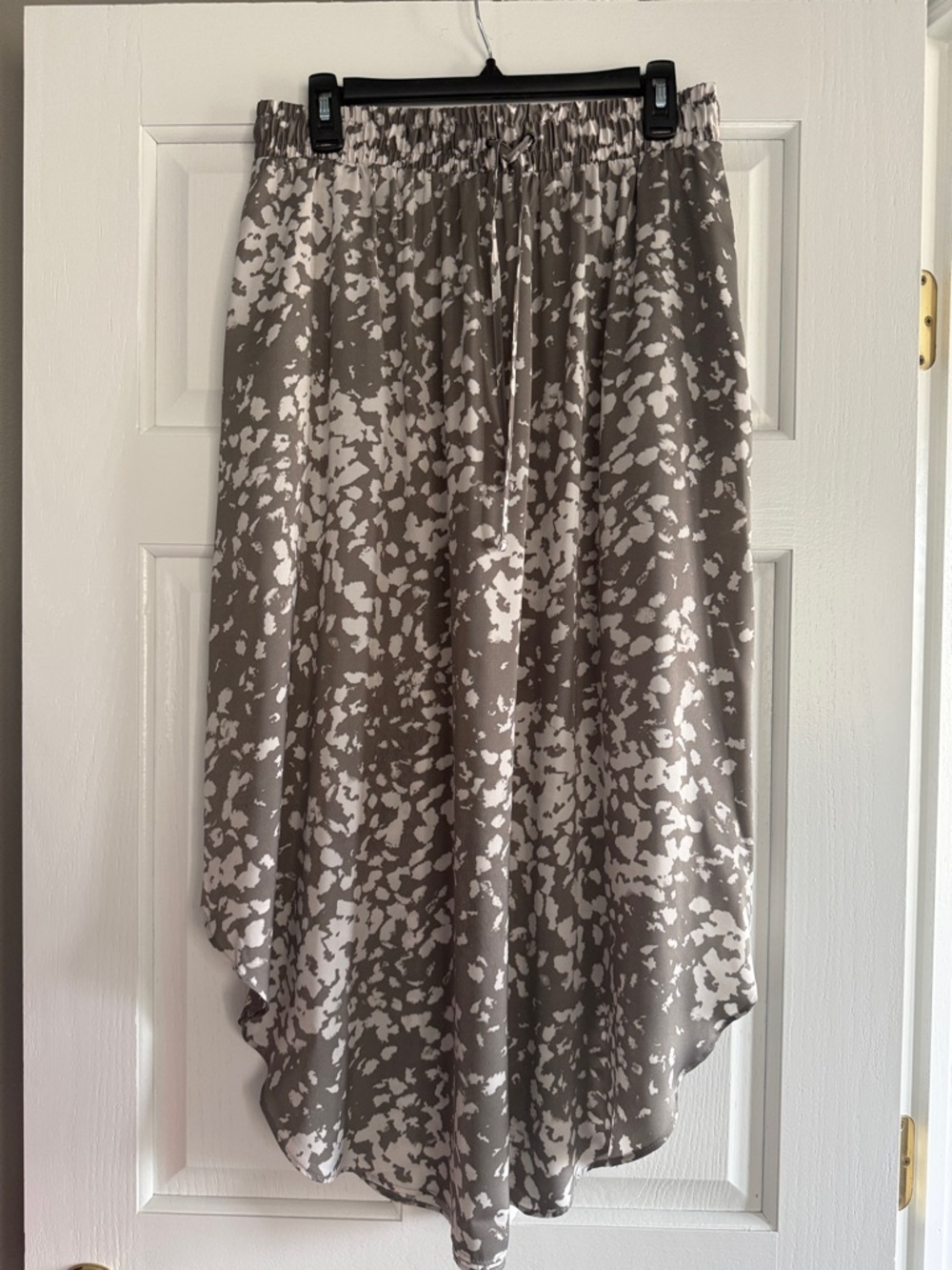 Simply Vera Vera Wang Taupe and White Abstract Print Midi Skirt